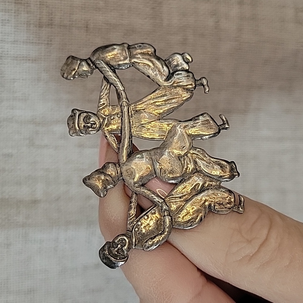 VINTAGE DUTCH BOYS STERLING SILVER BROOCH - Picture 3 of 8